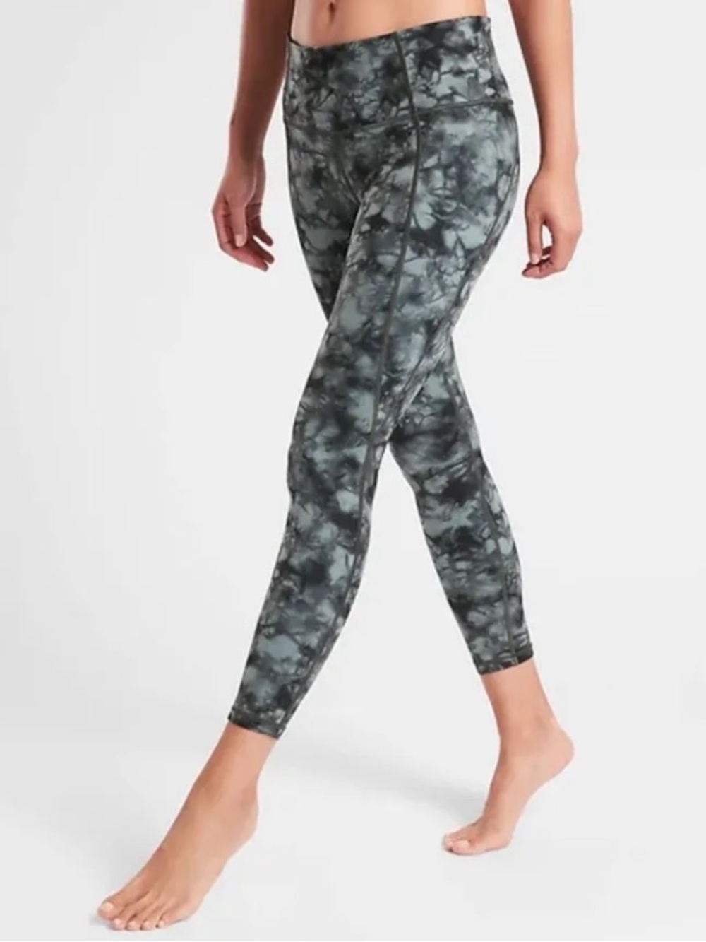 Athleta Salutation 7/8 tight leggings in a grey and black tie-dye Size Small